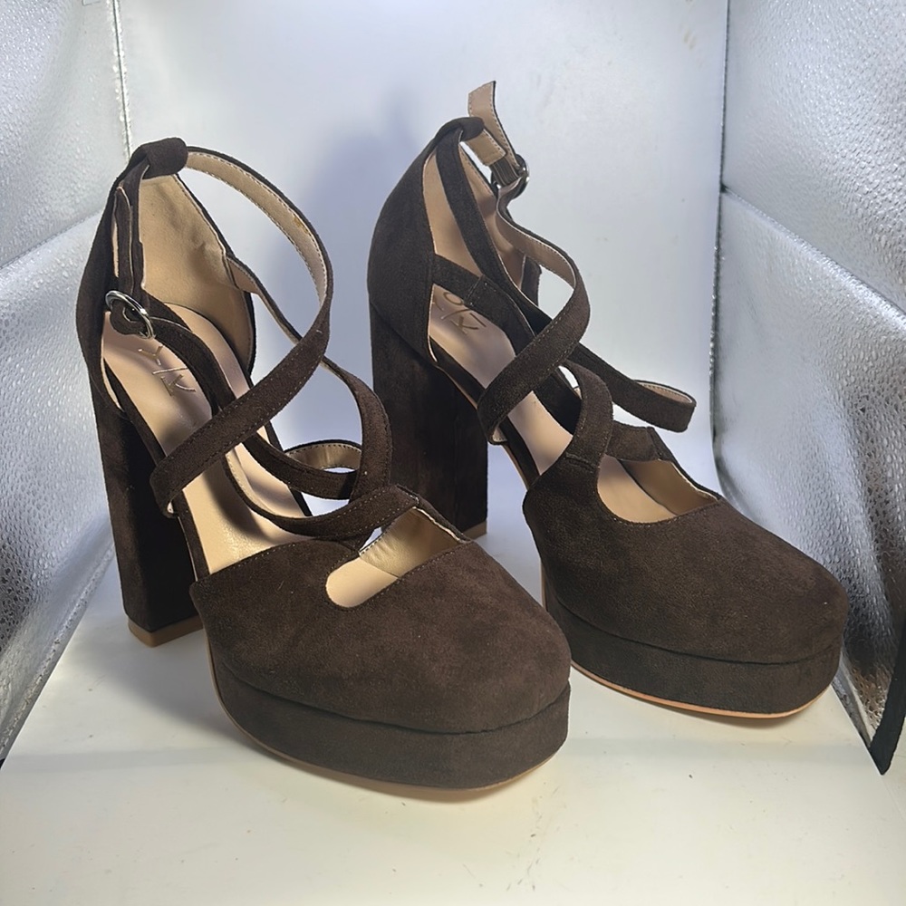 Yoki NWOT platform shoes size 7 in excellent condition